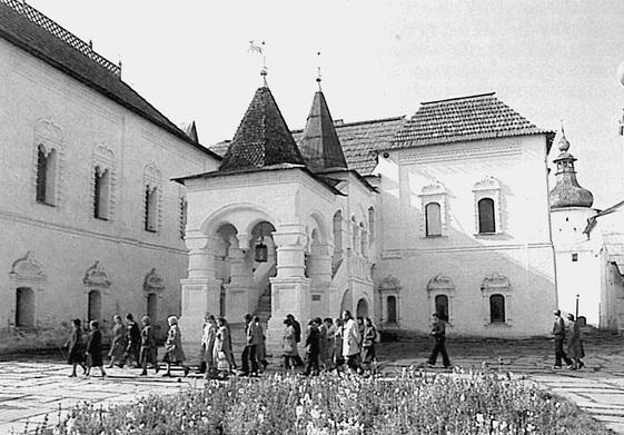 Иллюстрация к книге — Путешествие из Москвы в Ярославль. Москва – Сергиев Посад – Переславль-Залесский – Ростов Великий – Ярославль [_093.jpg]