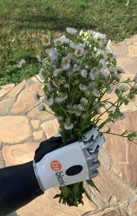 Иллюстрация к книге — Счастлива без рук. Реальная история любви и зверства [i_023.jpg]