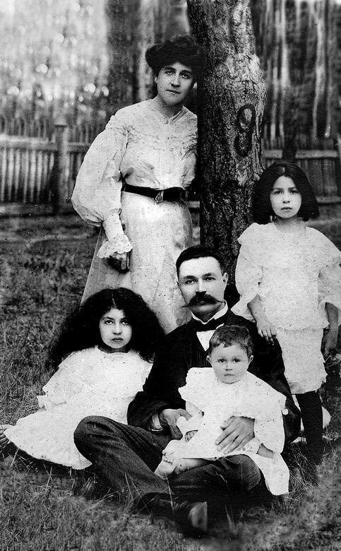 Иллюстрация к книге — Одна отдельно счастливая жизнь [i_002.jpg]