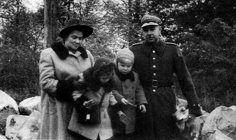 Иллюстрация к книге — Одна отдельно счастливая жизнь [i_016.jpg]