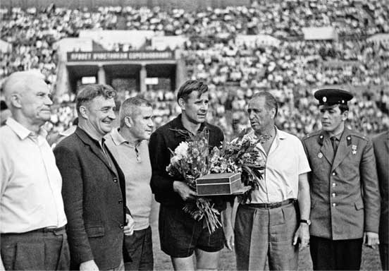 Иллюстрация к книге — Лев Яшин. Вратарь моей мечты [i_013.jpg]