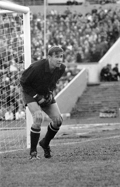 Иллюстрация к книге — Лев Яшин. Вратарь моей мечты [i_015.jpg]