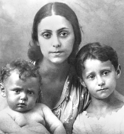 Иллюстрация к книге — Майя Плисецкая. Богиня русского балета [i_002.jpg]