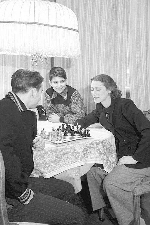 Иллюстрация к книге — Майя Плисецкая. Богиня русского балета [i_009.jpg]