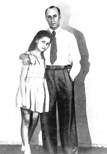 Иллюстрация к книге — Майя Плисецкая. Богиня русского балета [i_010.jpg]