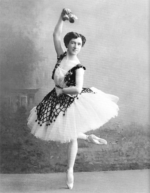 Иллюстрация к книге — Майя Плисецкая. Богиня русского балета [i_011.jpg]