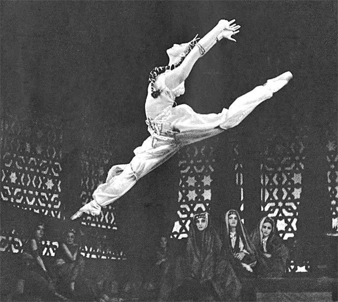 Иллюстрация к книге — Майя Плисецкая. Богиня русского балета [i_015.jpg]