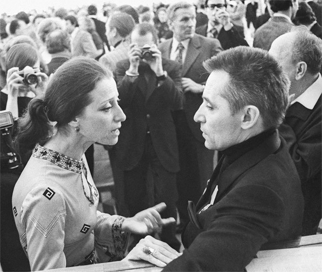 Иллюстрация к книге — Майя Плисецкая. Богиня русского балета [i_046.jpg]