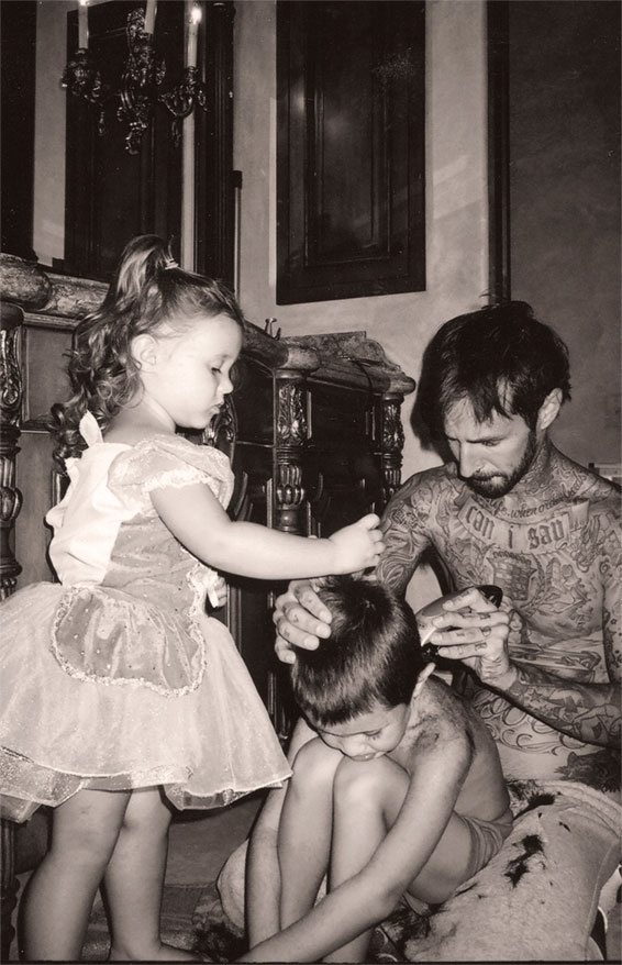 Иллюстрация к книге — Между панк-роком и смертью [i_007.jpg]