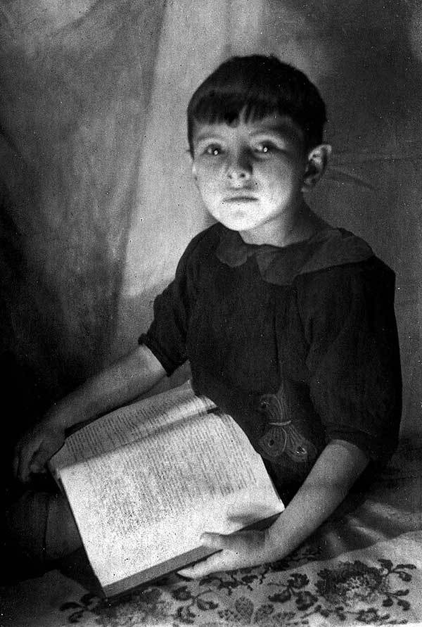 Иллюстрация к книге — Я медленно открыла эту дверь [i_001.jpg]