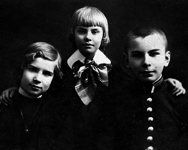 Иллюстрация к книге — Я медленно открыла эту дверь [i_005.jpg]