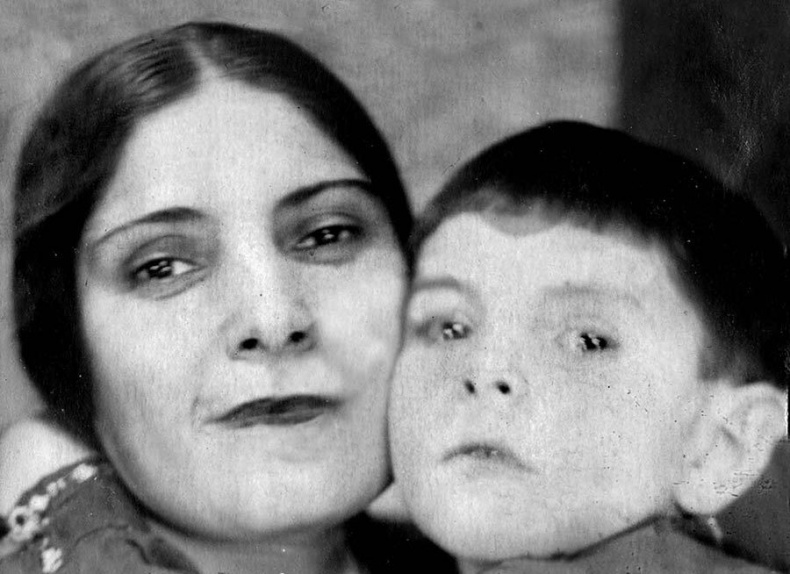 Иллюстрация к книге — Я медленно открыла эту дверь [i_010.jpg]