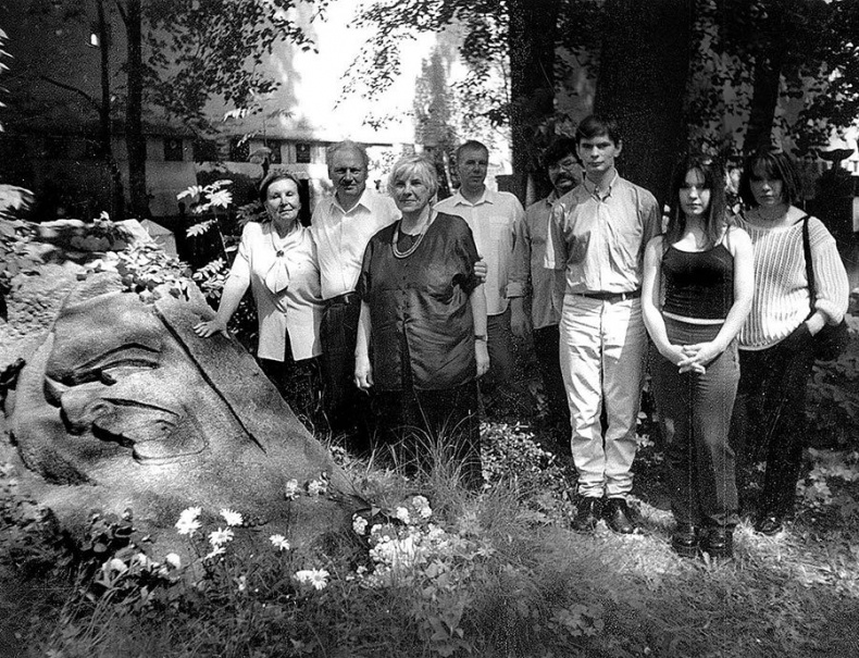 Иллюстрация к книге — Я медленно открыла эту дверь [i_053.jpg]