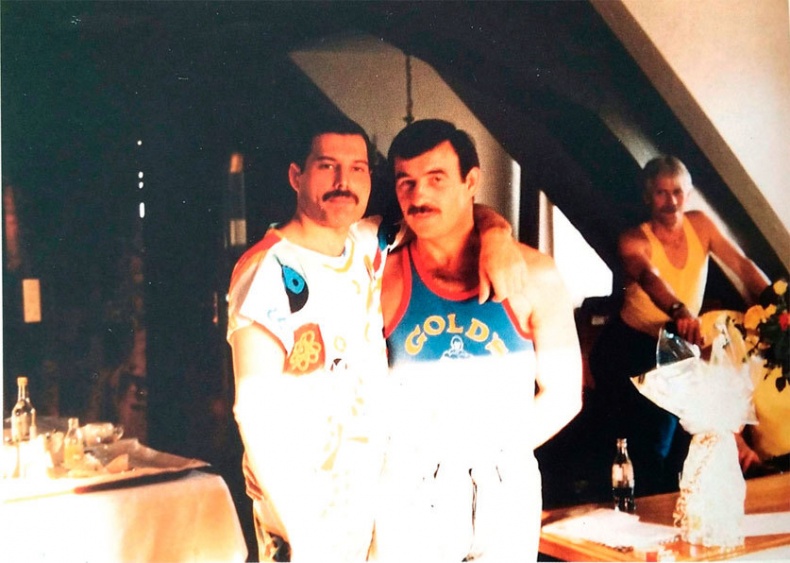 Иллюстрация к книге — Меркьюри и я. Богемская рапсодия, любовь и котики [i_002.jpg]