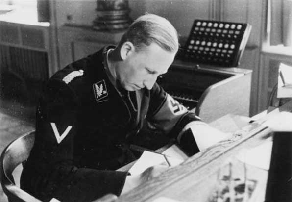 Иллюстрация к книге — Зондеркоманда Х. Колдовской проект Гиммлера [i_035.jpg]