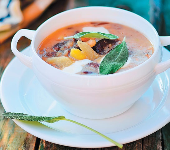 Иллюстрация к книге — Деревенская кухня. Простые и вкусные блюда в сковороде и горшочке [i_005.jpg]