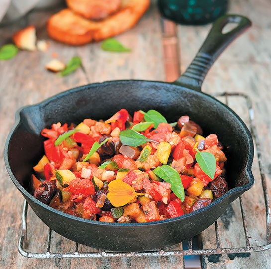 Иллюстрация к книге — Деревенская кухня. Простые и вкусные блюда в сковороде и горшочке [i_050.jpg]