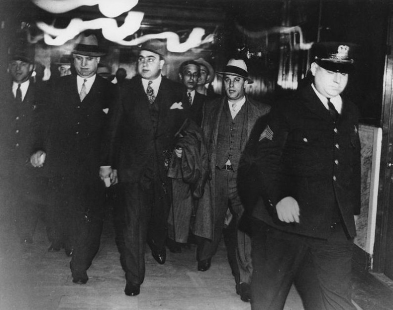 Иллюстрация к книге — Мистер Капоне [i_014.jpg]