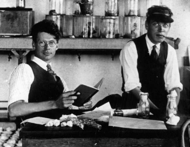 Иллюстрация к книге — Эта короткая жизнь. Николай Вавилов и его время [i_036.jpg]