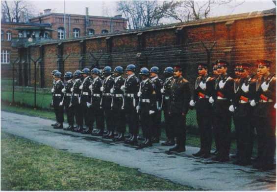 Иллюстрация к книге — Тайна смерти Рудольфа Гесса [i_096.jpg]