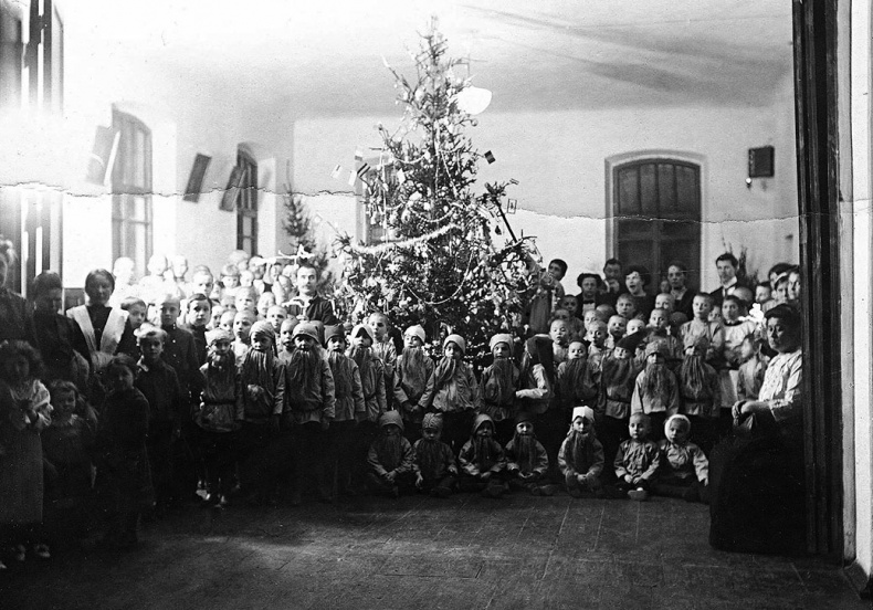 Иллюстрация к книге — Новый год в России. История праздника [i_069.jpg]