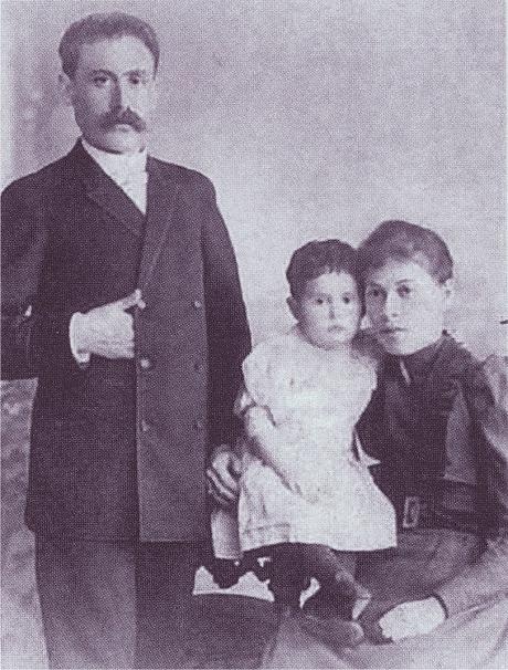 Иллюстрация к книге — Лиля Брик: Её Лиличество на фоне Люциферова века [i_005.jpg]