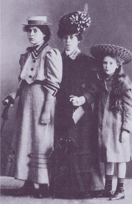 Иллюстрация к книге — Лиля Брик: Её Лиличество на фоне Люциферова века [i_007.jpg]