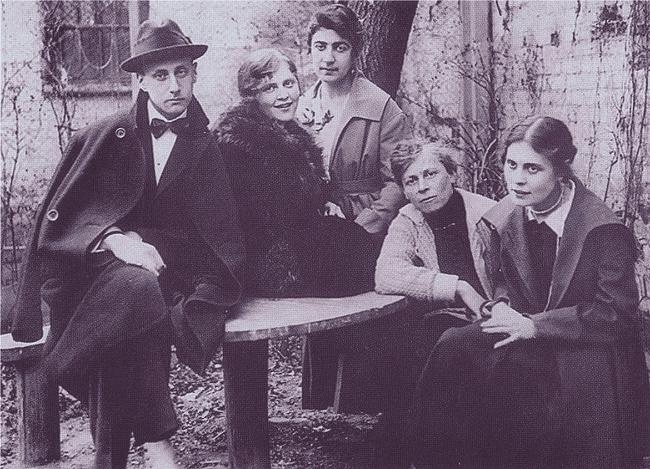 Иллюстрация к книге — Лиля Брик: Её Лиличество на фоне Люциферова века [i_016.jpg]