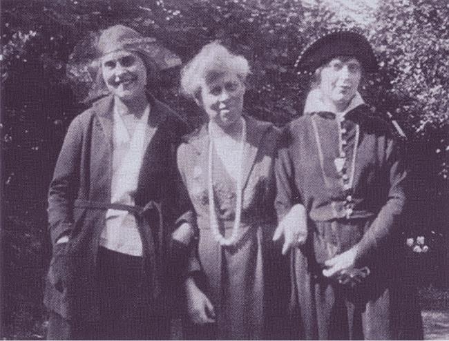 Иллюстрация к книге — Лиля Брик: Её Лиличество на фоне Люциферова века [i_017.jpg]