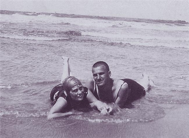 Иллюстрация к книге — Лиля Брик: Её Лиличество на фоне Люциферова века [i_018.jpg]