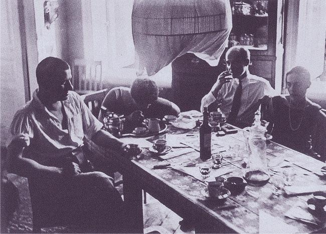 Иллюстрация к книге — Лиля Брик: Её Лиличество на фоне Люциферова века [i_023.jpg]