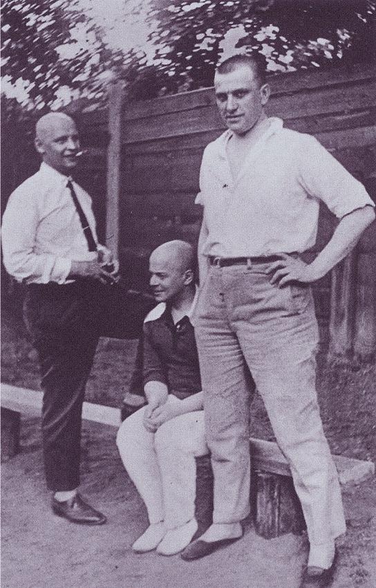 Иллюстрация к книге — Лиля Брик: Её Лиличество на фоне Люциферова века [i_024.jpg]