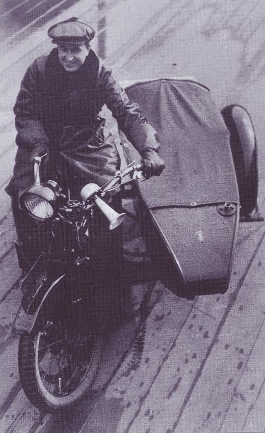 Иллюстрация к книге — Лиля Брик: Её Лиличество на фоне Люциферова века [i_033.jpg]