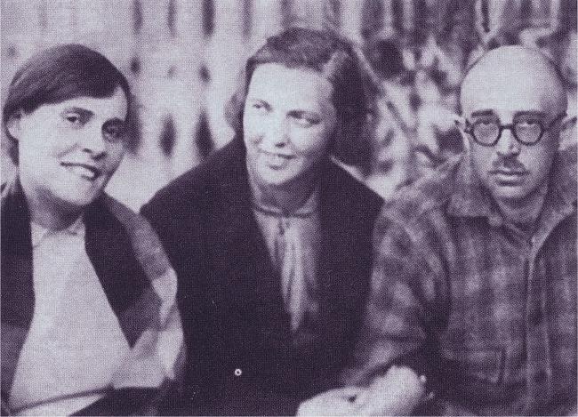 Иллюстрация к книге — Лиля Брик: Её Лиличество на фоне Люциферова века [i_035.jpg]