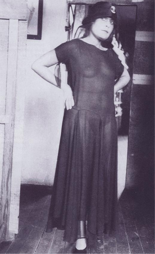 Иллюстрация к книге — Лиля Брик: Её Лиличество на фоне Люциферова века [i_042.jpg]