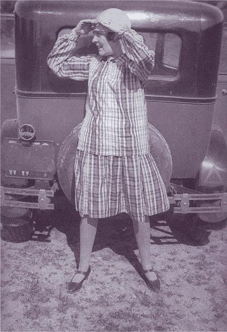 Иллюстрация к книге — Лиля Брик: Её Лиличество на фоне Люциферова века [i_045.jpg]