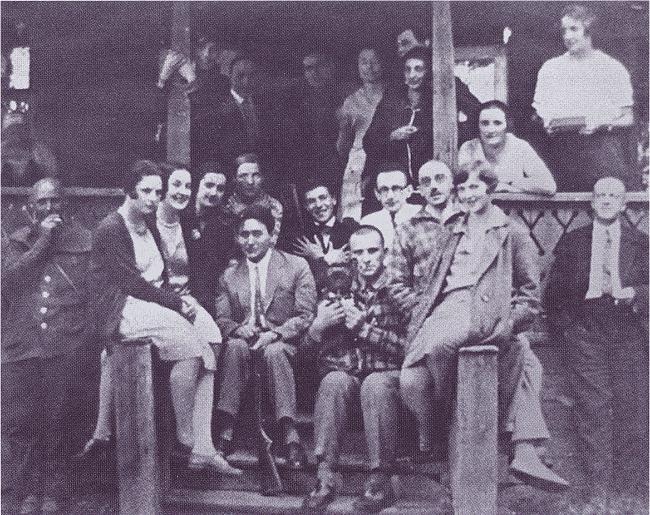 Иллюстрация к книге — Лиля Брик: Её Лиличество на фоне Люциферова века [i_048.jpg]