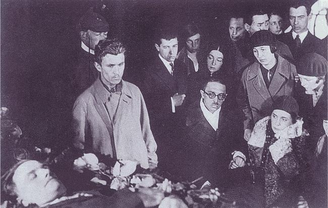 Иллюстрация к книге — Лиля Брик: Её Лиличество на фоне Люциферова века [i_049.jpg]