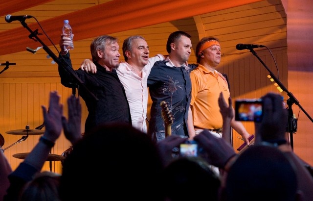 Иллюстрация к книге — Чайф. Рок-н-ролл это мы! Семейная сага [i_001.jpg]