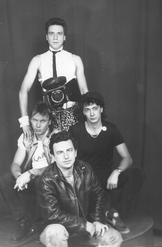 Иллюстрация к книге — Чайф. Рок-н-ролл это мы! Семейная сага [i_021.jpg]