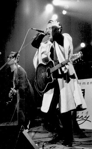 Иллюстрация к книге — Чайф. Рок-н-ролл это мы! Семейная сага [i_036.jpg]