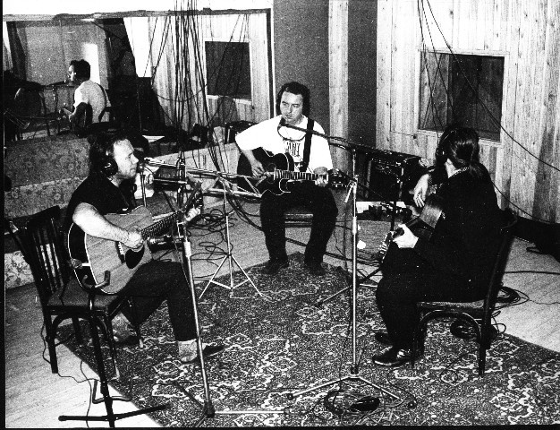 Иллюстрация к книге — Чайф. Рок-н-ролл это мы! Семейная сага [i_038.jpg]