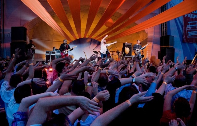 Иллюстрация к книге — Чайф. Рок-н-ролл это мы! Семейная сага [i_053.jpg]