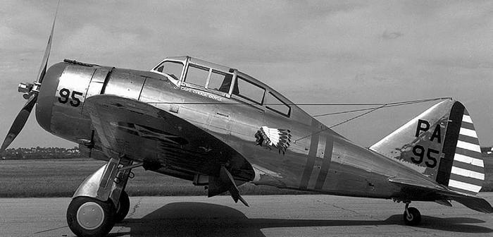 Иллюстрация к книге — Истребитель-«молния» P-38 «Лайтнинг» [i_002.jpg]