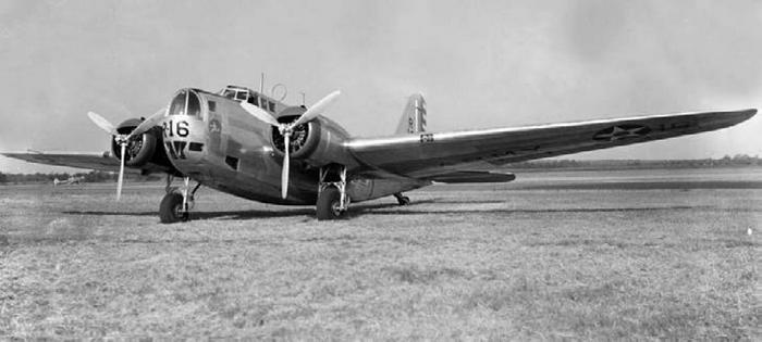 Иллюстрация к книге — Истребитель-«молния» P-38 «Лайтнинг» [i_004.jpg]