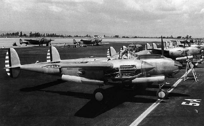 Иллюстрация к книге — Истребитель-«молния» P-38 «Лайтнинг» [i_023.jpg]