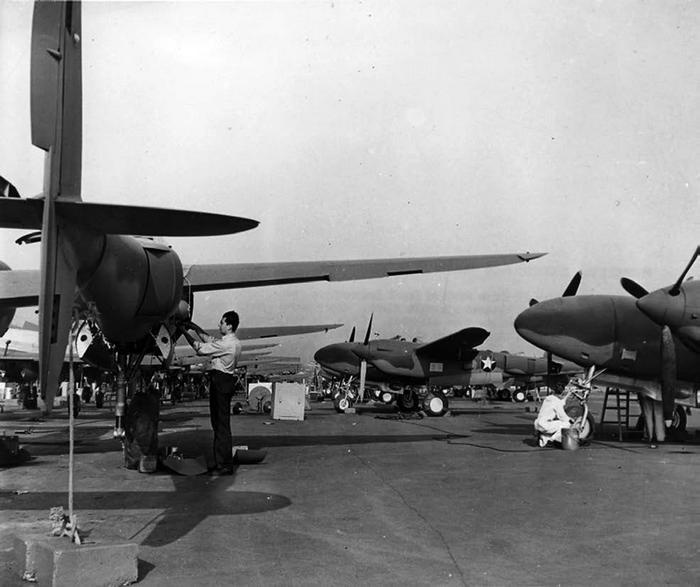 Иллюстрация к книге — Истребитель-«молния» P-38 «Лайтнинг» [i_028.jpg]