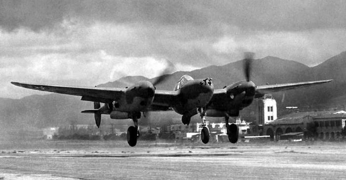 Иллюстрация к книге — Истребитель-«молния» P-38 «Лайтнинг» [i_033.jpg]