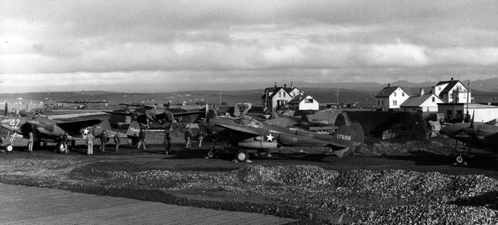 Иллюстрация к книге — Истребитель-«молния» P-38 «Лайтнинг» [i_034.jpg]