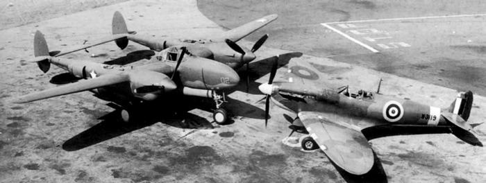 Иллюстрация к книге — Истребитель-«молния» P-38 «Лайтнинг» [i_043.jpg]